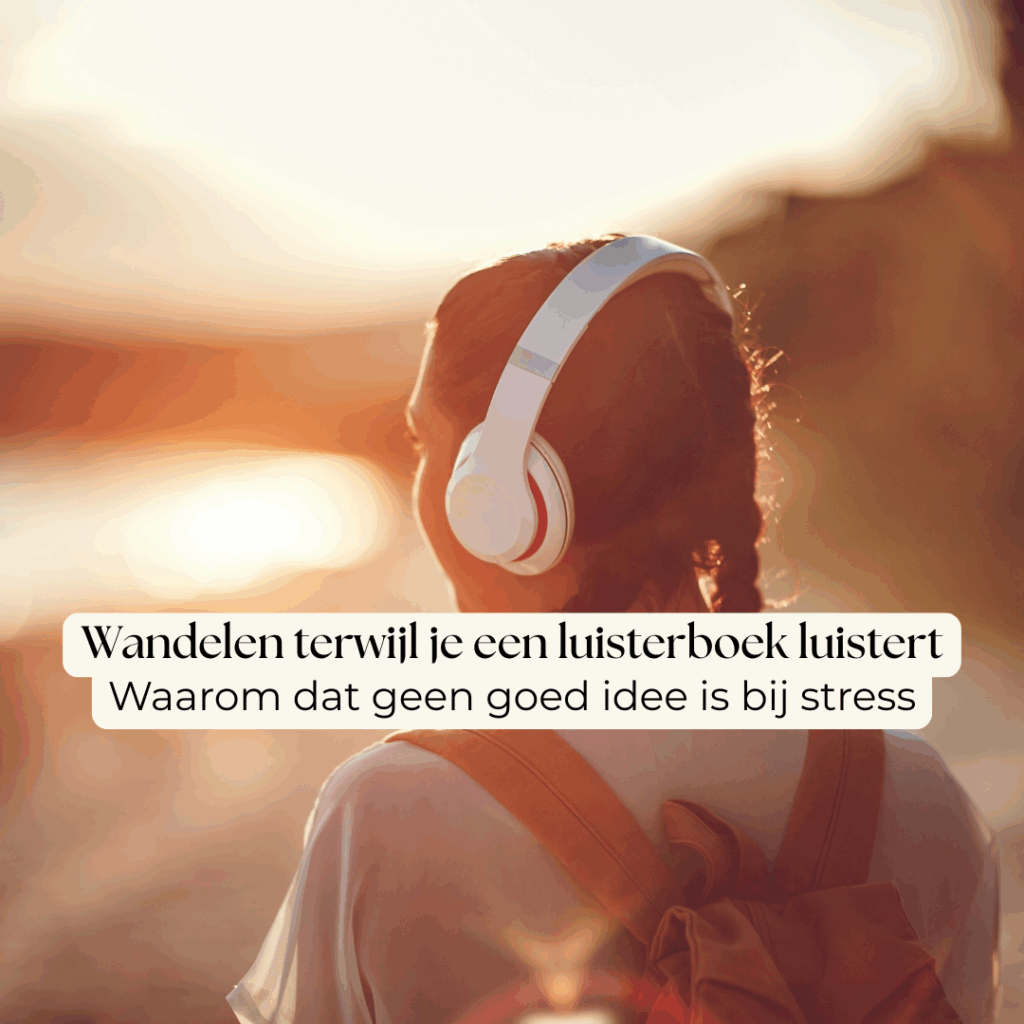 Een vrouw wandelt door de natuur met een koptelefoon op, terwijl ze probeert te ontspannen. De foto symboliseert hoe we vaak ontspanning zoeken, maar ons brein toch blijven voeden met prikkels.