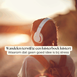 Een vrouw wandelt door de natuur met een koptelefoon op, terwijl ze probeert te ontspannen. De foto symboliseert hoe we vaak ontspanning zoeken, maar ons brein toch blijven voeden met prikkels.